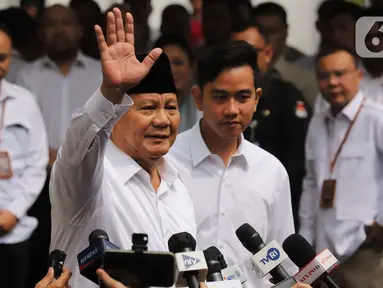 Pasangan calon presiden dan wakil presiden (Capres-Cawapres) nomor urut 2 Prabowo Subianto dan Gibran Rakabuming Raka tiba di Gedung Komisi Pemilihan Umum Republik Indonesia (KPU RI), Jakarta Pusat, Rabu (24/4/2024). (Liputan6.com/Angga Yuniar)