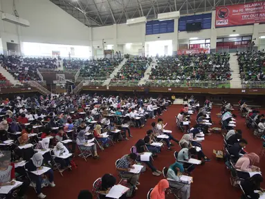 Peserta mengikuti Try Out Nasional SBMPTN 2016 di GOR Ciracas, Jakarta, Sabtu (21/5). Try Out Nasional yang digagas PDIP diikuti kurang lebih 200 ribu peserta SLTA/sederajat di 34 Provinsi se-Indonesia. (Liputan6.com/Immanuel Antonius)