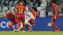 Prancis yang tertinggal dua gol bangkit di babak kedua. Karim Benzema memperkecil kedudukan 1-2 lewat golnya pada menit ke-62. Usai menerima umpan Kylian Mbappe, ia meliuk-liuk melewati beberapa pemain belakang Belgia untuk kemudian menaklukkan Thibaut Courtois. (AP/Luca Bruno)