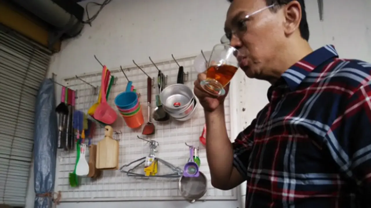 Ahok Menikmati Teh