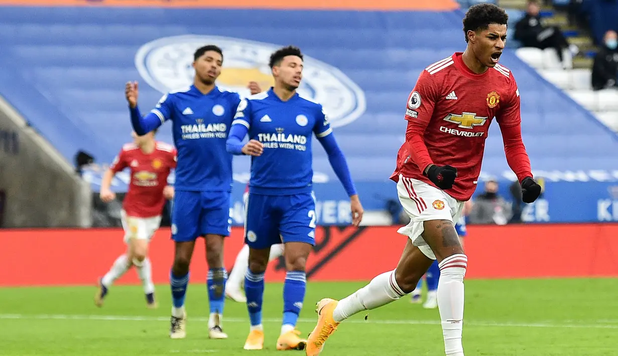 Striker Manchester United, Marcus Rashford, melakukan selebrasi usai mencetak gol ke gawang Leicester City pada laga Liga Inggris di Stadion King Power, Sabtu (26/12/2020). Kedua tim bermain imbang 2-2. (AFP/Pool/Glyn Kirk)