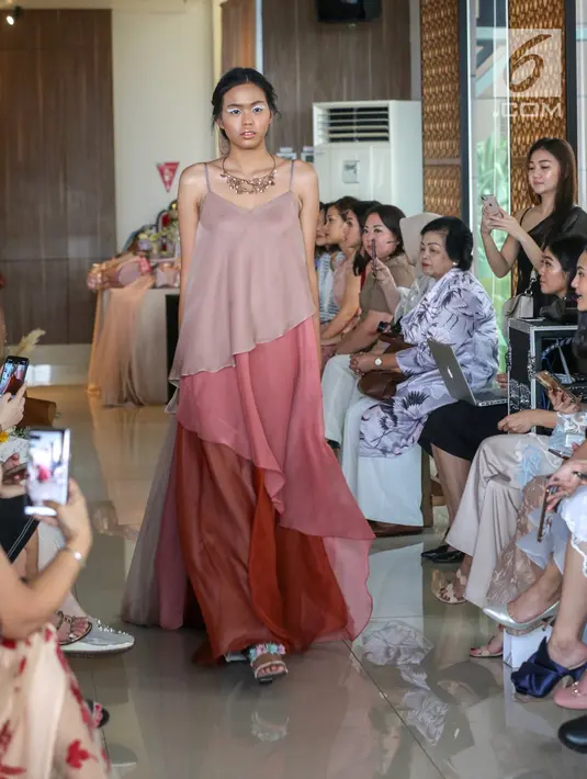 Model membawakan busana koleksi terbaru Alto Prive karya desainer Cynthia Vicario berkolaborasi dengan Tyna Kanna Mirdad di Menteng, Jakarta, Kamis (9/5/2019). Fashion show bertajuk FLORA merupakan koleksi busana menyambut bulan Ramadan. (Liputan6.com/Fery Pradolo)