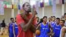 Pemain Golden State Warriors, Kevin Durant  memberi pelatihan basket kepada pemain muda di Greater Noida, dekat New Delhi, 28 Juli 2017. Durant  di India dengan misi mempopulerkan basket dan memberi pelatihan di negeri Mahatma Gandhi itu. (AP/Altaf Qadri)