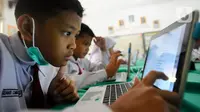 Siswa SDN Pondok Petir 01 mengikuti Asesmen Nasional Berbasis Komputer (ANBK) di Depok, Jawa Barat, Selasa (4/10/2022). Dinas Pendidikan Kota Depok Bidang Pembinaan SD mensosialisasikan ANBK. (merdeka.com/Arie Basuki)