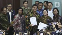 Menko Perekonomian Airlangga Hartarto, Menkeu Sri Mulyani, Menkumham Yasonna Laoly, Menteri KLHK Siti Nurbaya, Menaker Ida Fauziyah dan Menteri ATR/BPN Sofyan Djalil menyerahkan draft RUU Omnibus Law kepada Ketua DPR Puan Maharani, Jakarta, Rabu (12/2/2020). (Liputan6.com/Johan Tallo)