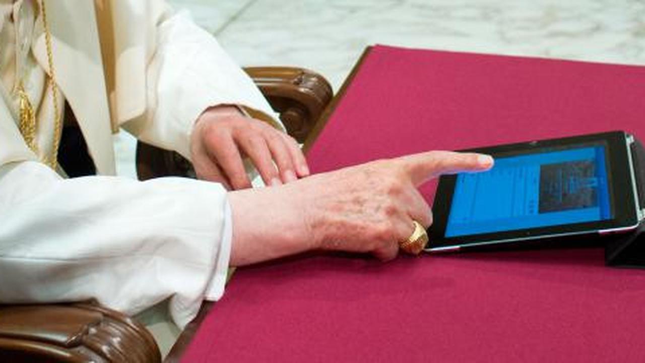 Paus Benediktus XVI main iPad