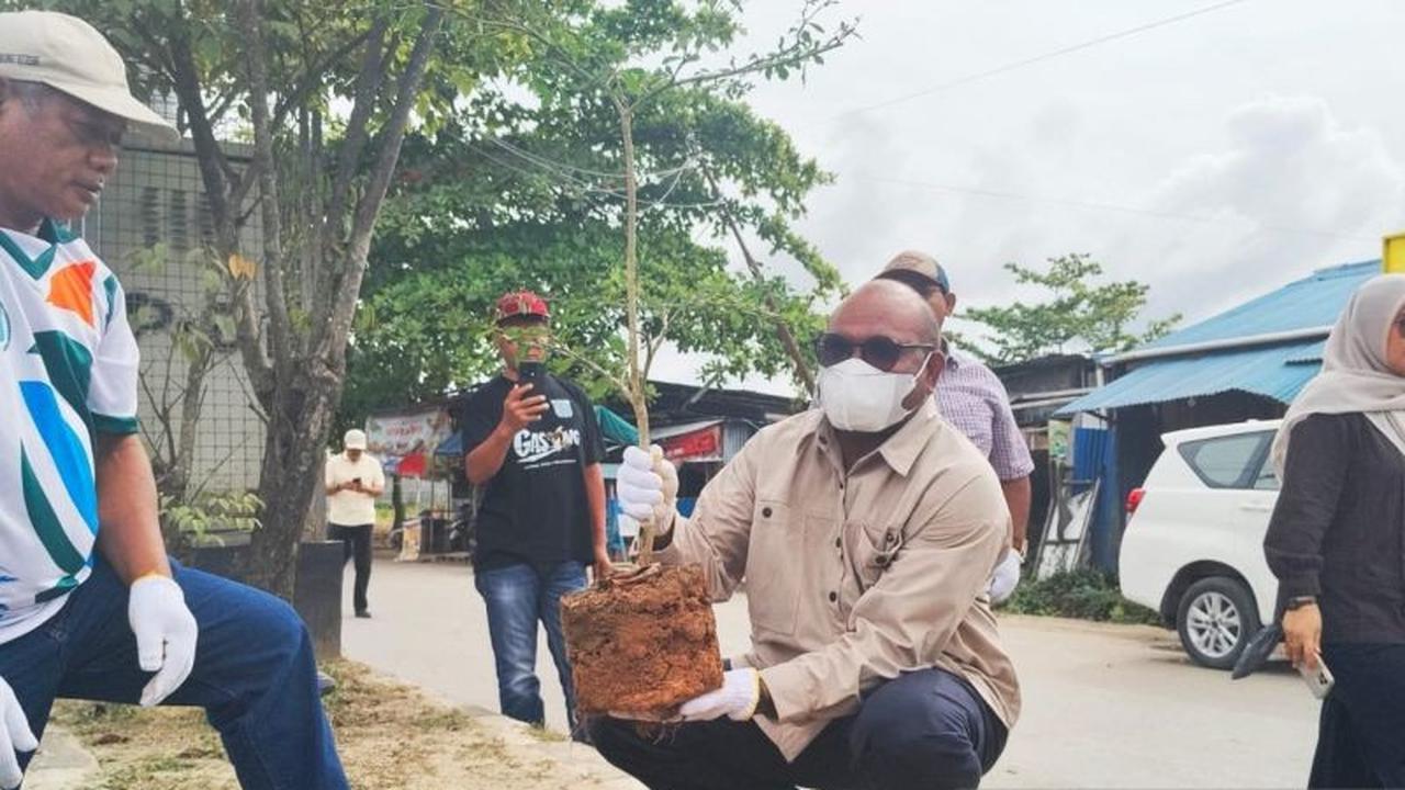 Pemkot Sorong Gencarkan Penghijauan Kota Sorong dengan Penanaman Ratusan Pohon