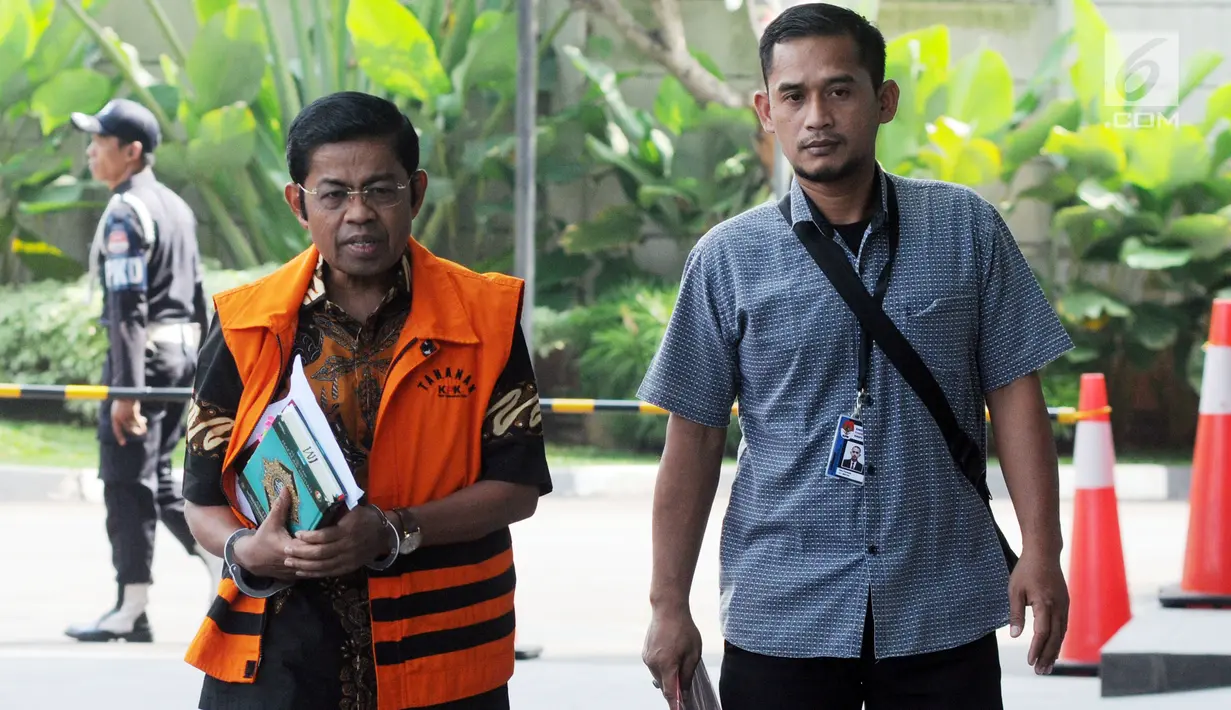 Terdakwa kasus dugaan suap proyek PLTU Riau-1 Idrus Marham (kiri) bersiap menjalani pemeriksaan di Gedung KPK, Jakarta, Kamis (16/5/2019). KPK memeriksa Idrus Marham sebagai saksi untuk tersangka Dirut PLN nonaktif Sofyan Basir dalam kasus dugaan suap proyek PLTU Riau-1. (merdeka.com/Dwi Narwoko)