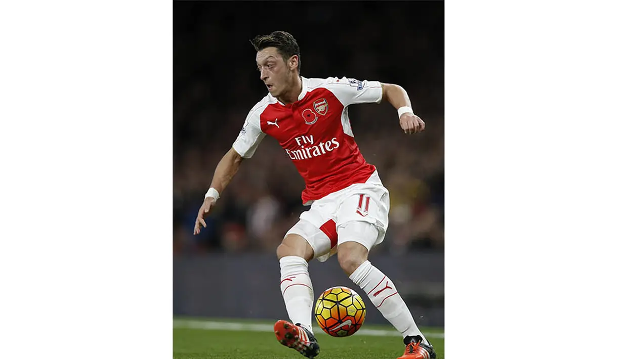 Sukses Arsenal tak bisa dilepaskan dari penampilan ciamik gelandang mereka, Mesut Ozil. Playmaker kreatif asal Jerman itu sudah mengoleksi 15 assist dari 16 pertandingan. (AFP/Adrian Dennis)