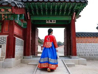 Turis mengenakan gaun tradisional Hanbok saat berkunjung ke Istana Gyeongbokgung di Seoul, Korea Selatan, 2 November 2019. Seoul, ibu kota sekaligus kota terbesar di Korea Selatan, merupakan kota metropolitan yang dinamis dengan kombinasi antara budaya kuno dan modern. (Xinhua/Wang Jingqiang)