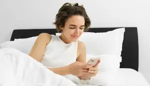 Ciri Orang yang Selalu Cek HP Begitu Bangun Tidur Menurut Psikologi