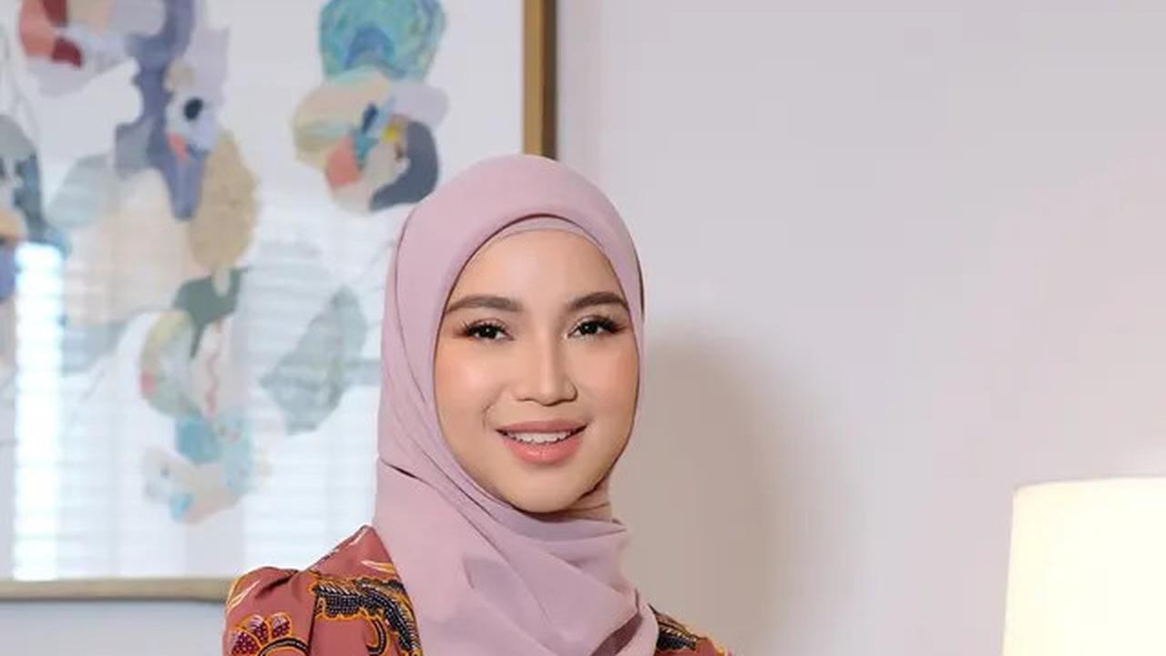 7 Model Baju Batik Hijab Kekinian Chaca Frederica, Inspirasi Gaya Modis Wanita 35 Tahun