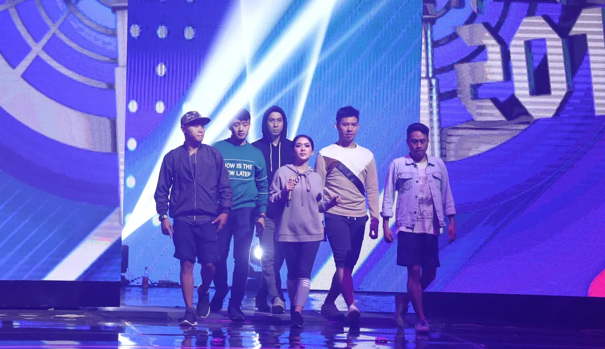 “Karena aku bosan dengan glamour aku mau polos dengan adikku,” kata Syahrini. SCTV Music Awards 2018 akan digelar malam ini mulai pukul 21.00 WIB disiarkan secara langsung SCTV. (Nurwahyunan/Bintang.com)