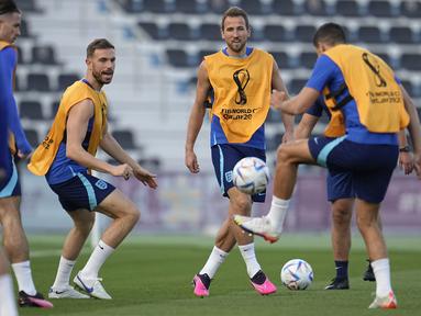 Penyerang Inggris Harry Kane (tengah) ikut serta dalam latihan selama sesi latihan resmi di Al Wakrah Sports Complex, Qatar, Jumat (9/12/2022).  Inggris bakal menghadapi lawan berat, Prancis, pada perempat final Piala Dunia 2022 di Al Bayt Stadium, Minggu (11/12/2022) dini hari. (AP Photo/Abbie Parr)