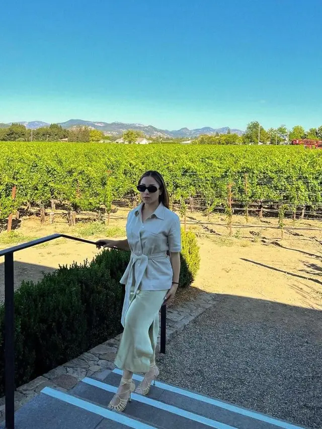 10 Gaya Kasual Nikita Willy Jalan-jalan di California, Tetap Stylish Sambil Momong Baby Izz