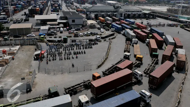 20150728-Truk Peti Kemas Tertahan di Gerbang JICT-Jakarta