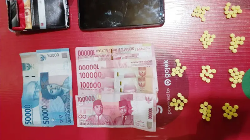 Sejumlah barang bukti berupa ratusan pil keras, handphone dan uang yang berhasil diamankan aparat kepolisian.