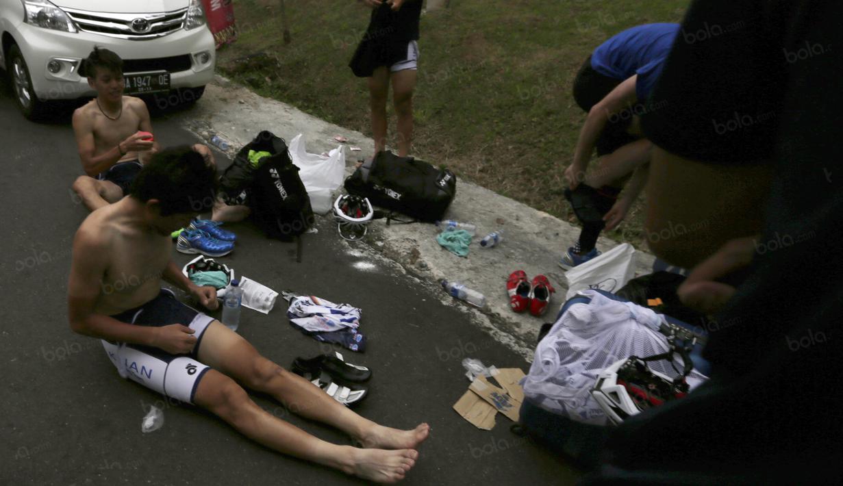 Para pebalap beristirahat usai melakukan balapan sejauh 151,6 km dari  Padang Padang menuju Puncak Lawang dengan jalur kelok 44  etape ke-4 Tour de Singkarak 2016 di Kabupaten Agam, Sumatera Barart. (Bola.com/NIcklas Hanoatubun)