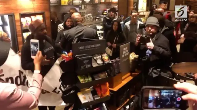 Staf Starbucks di Philadelphia, Amerika Serikat mengusir dan menangkap dua pria berkulit hitam