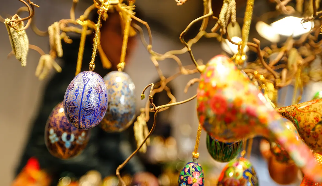 Sejumlah telur Paskah dipajang di sebuah toko di Old Town Square, Praha, Republik Ceko (23/3). Telur - telur tersebut diwarnai dan ditandai dengan corak yang indah untuk merayakan Paskah. (REUTERS/David W Cerny) 