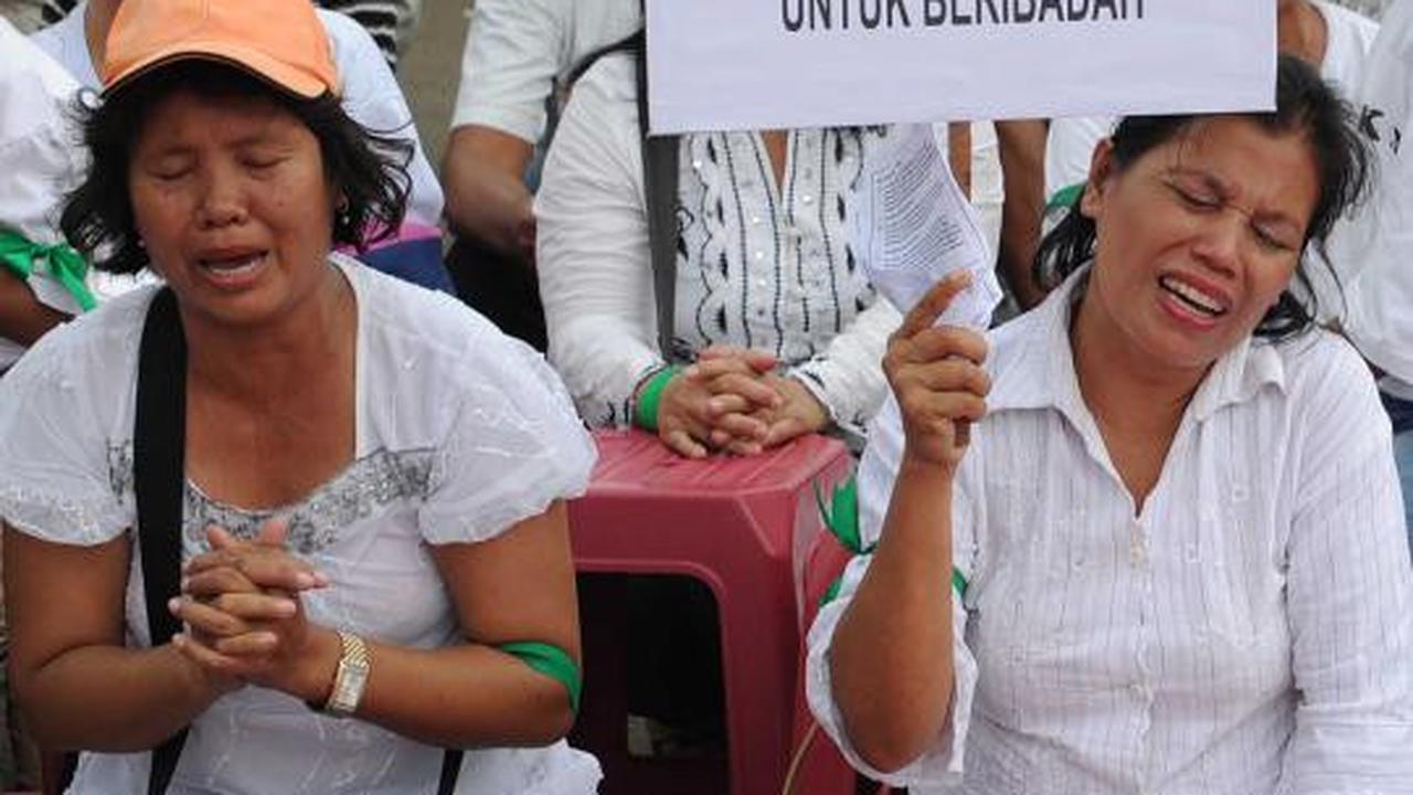 Ratusan jemaat HKBP dan GKI Yasmin ibadah di depan Istana