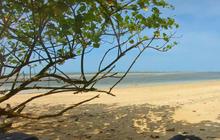 Pesona Pantai Tenda Biru di Sukabumi, Pasirnya Putih hingga Berasa Kolam Renang Pribadi