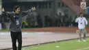 Pelatih PSMS, Stefano Cugurra memberi arahan pada timnya saat laga pertama semifinal Piala Presiden 2018 melawan PSMS di Stadion Manahan, Solo, Jawa Tengah, Sabtu (10/2). Persija menang 4-1. (Liputan6.com/Helmi Fithriansyah)