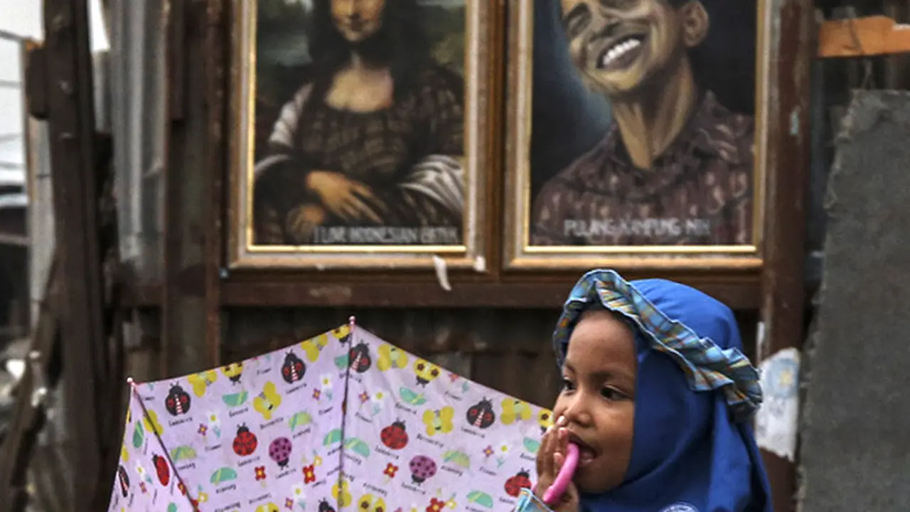 Bermain di antara reruntuhan rumah
