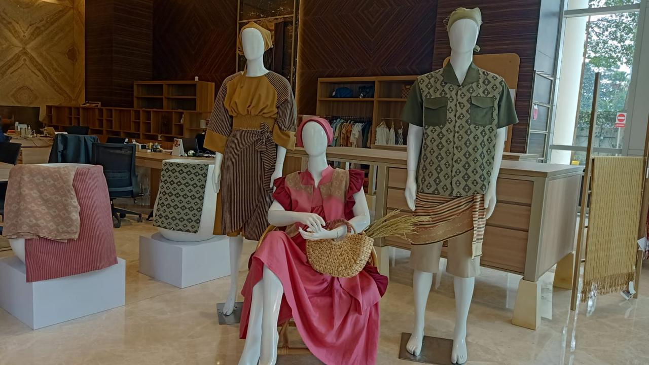 TobaTenun Perdana Tampil di JFW 2024, Bawa Kain Bermakna Apresiasi Tradisi Agraris Masyarakat Batak Karo
