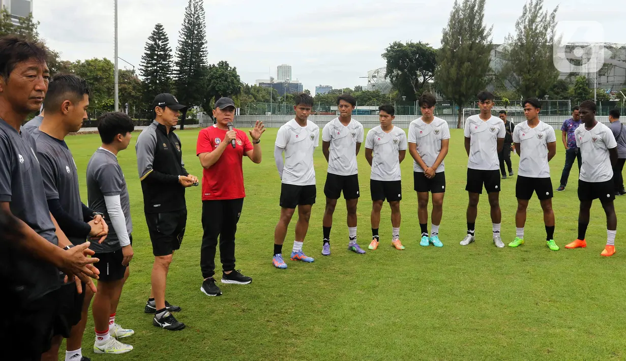 Ketua Umum PSSI Mochamad Iriawan (kelima kiri) berbicara kepada pelatih Shin Tae-yong dan pemain Timnas Indonesia U-20 usai latihan untuk Piala Asia U-20 2023 di Lapangan A, Kompleks Stadion Utama Gelora Bung Karno (SUGBK), Jakarta, Rabu (15/02/2023). Mochamad Iriawan berpamitan dengan pemain Timnas Indonesia U-20 dan pelatih Shin Tae-yong. (Liputan6.com/Herman Zakharia)