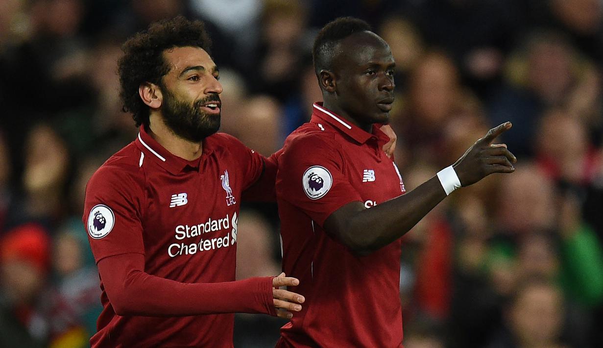 Sadio Mane. Pemain sayap Senegal berusia 29 tahun yang kini memasuki musim ke-6 bersama Liverpool ini berhasil meraih penghargaan Sepatu Emas Liga Inggris pada musim 2018/2019. Dengan koleksi 22 gol ia harus berbagi gelar dengan Mohamed Salah dan Pierre-Emerick Aubameyang. (AFP/Oli Scarff)