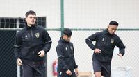 Pemain Timnas Indonesia, Shayne Pattynama (kiri), Hokky Caraka (tengah), dan Rizky Ridho saat mengikuti pemusatan latihan di Turki, Kamis (21/12/2023). (Dok. PSSI)