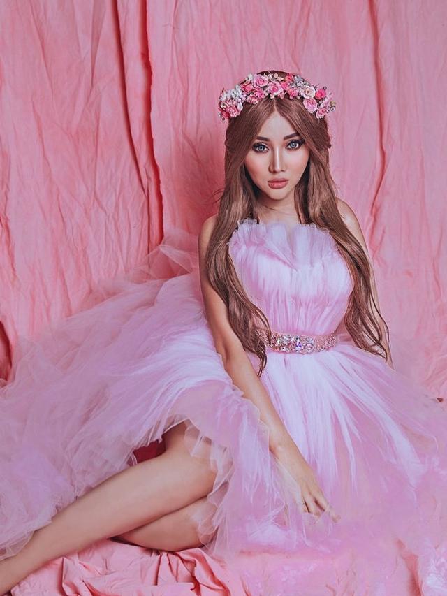 Gaya Lucinta Luna Pemotretan Bertema Barbie (sumber: instagram/lucintaluna)