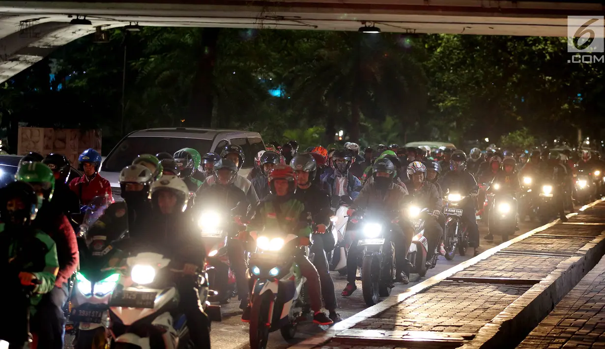 Kendaraan terjebak macet di Kolong Semanggi, Jakarta, Rabu (9/8). Kepala Dishub DKI Andri Yansyah mengatakan, uji coba pelarangan kendaraan roda dua dari patung kuda hingga Bundaran Senayan akan dilakukan awal Sepetember 2017. (Liputan6.com/Johan Tallo)