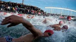 Para peserta bersaing selama kompetisi renang Copa Nadal edisi ke-109 di Port Vell Barcelona, Selasa (25/12). Lebih dari 300 peserta menempuh jarak sejauh 200 meter pada lomba renang tradisional tersebut. (Josep LAGO / AFP)