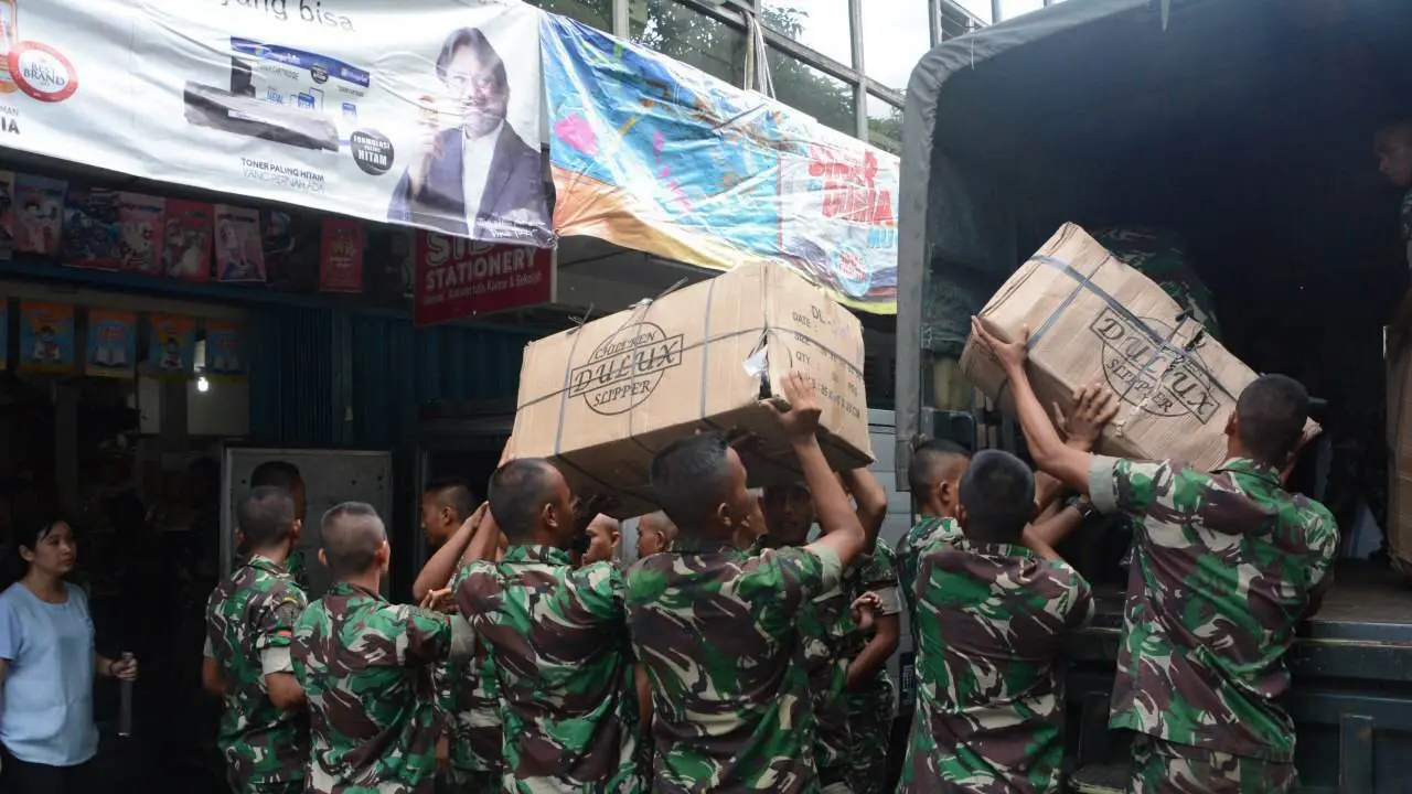 TNI Sebar Paket Perlengkapan Sekolah Titipan Jokowi di Perbatasan