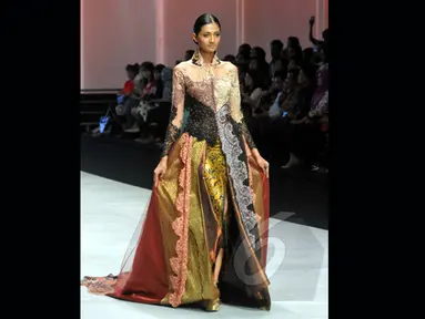 Seorang model memeragakan kebaya modern rancangan Fransisca Darmawan di Indonesia Fashion Week 2015 di JCC, Minggu (1/3/2015). Fransisca Darmawan berhasil mengemas busana tradisinal menjadi kebaya modern (Liputan6.com/Panji Diksana)
