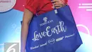 Sigi Wimala berpose dengan tas jinjing Tempo Scan Love Earth, Jakarta, Kamis (28/4). Melalui Program Tempo Scan Love Earth, konsumen didorong untuk menggunakan tas ramah lingkungan. (Liputan6.com/Gempur M Surya)