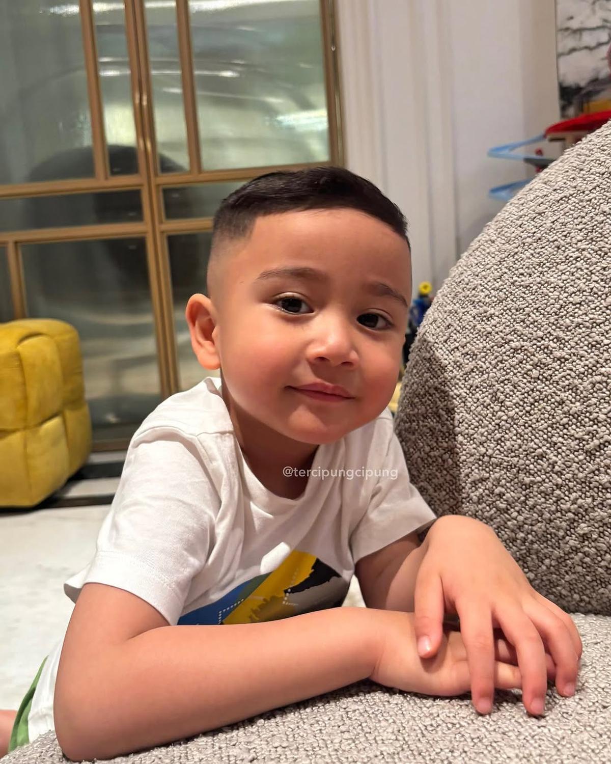 Potret Terbaru Rayyanza Setelah Potong Rambut, Dipuji Makin Ganteng dan Ekspresinya Gigi Banget