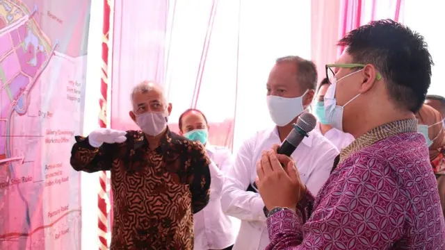 Dirjen KPAII Kemenperin Dody Widodo (kiri) mendampingi Menperin Agus Gumiwang meninjau progres pengembangan Kawasan Industri Brebes. (Dok Kemenperin)