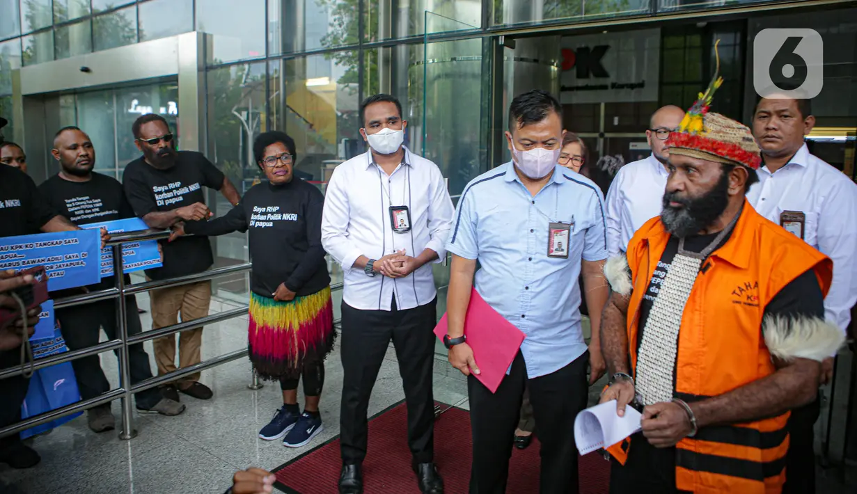 Ricky Ham Pagawak tidak terima bakal disidang di Pengadilan Tindak Pidana Korupsi (Tipikor) pada Pengadilan Negeri (PN) Makassar, Sulawesi Selatan. (Liputan6.com/Faizal Fanani)