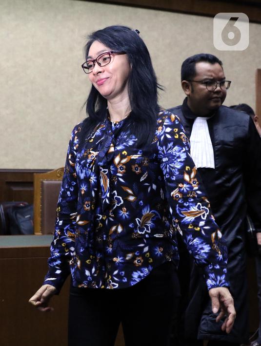 Terdakwa dugaan suap revitalisasi dua pasar di Kabupaten Kepulauan Talaud TA 2019, Sri Wahyumi Maria Manalip usai menjalani sidang tuntutan di Pengadilan Tipikor, Jakarta, Senin (18/11/2019). Sri Wahyumi dituntut hukuman tujuh tahun penjara dan denda Rp 500 juta. (Liputan6.com/Helmi Fithriansyah)