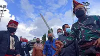Danrem 132 Tadulako, Brigjend TNI Farid Makruf menunjukkan salah satu 'Guma' atau senjata tradisional masyarakat Sulteng yang dipamerkan di Makorem 132 Tadulako, Minggu (5/9/2021). (Foto: Heri Susanto/ Liputan6.com).