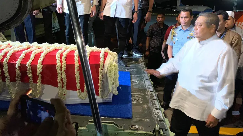 SBY dan peti jenazah Ani Yudhoyono masuk ke pesawat saat bertolak ke Indonesia