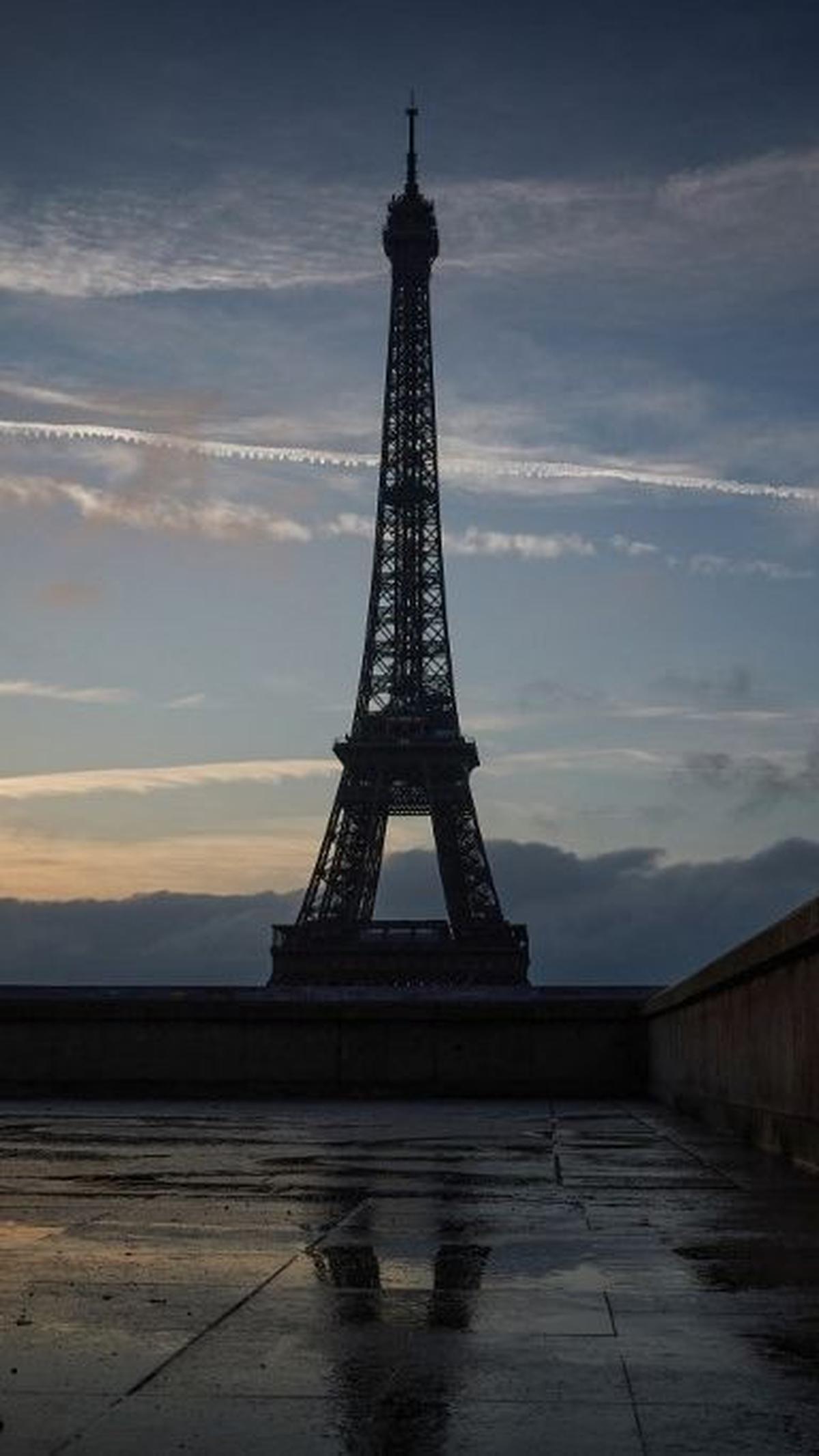 Aksi mogok kerja para staf Menara Eiffel ini dilakukan sebagai protes atas pengelolaan keuangan monumen tersebut.&nbsp;KIRAN RIDLEY/AFP