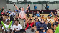 Suasana tribune Supersoccer Arena, Kudus, Jawa Tengah, ketika laga final MilkLife Soccer Challenge All Stars berlangsung pada Minggu (26/1/2025). (Bola.com/Benediktus Gerendo Pradigdo)