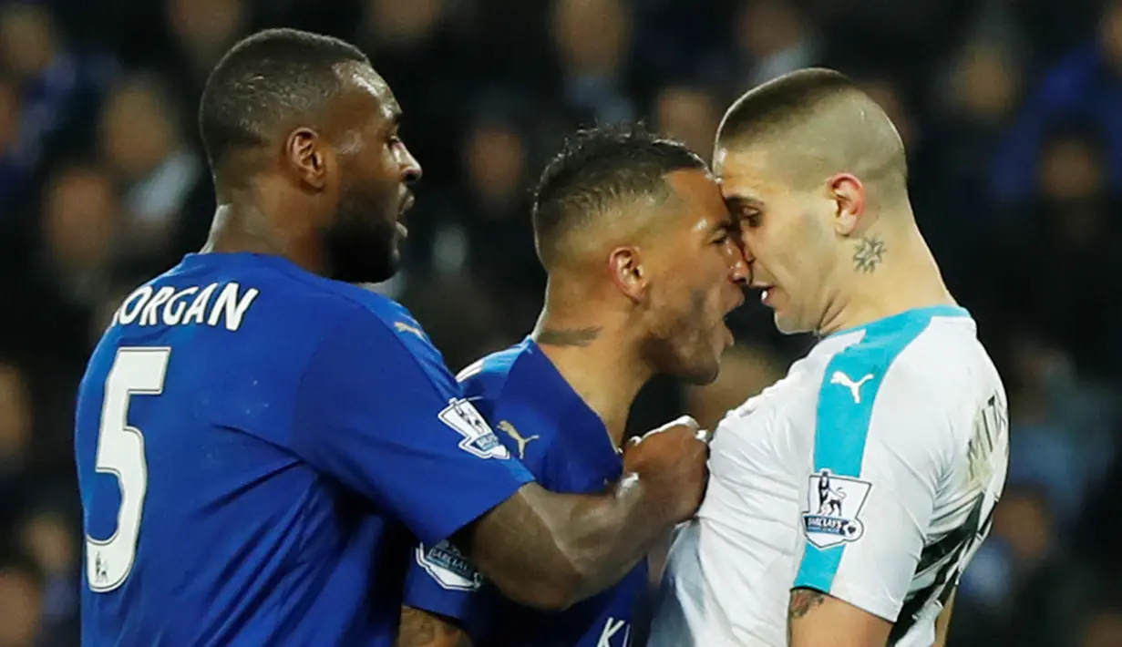 Pemain Leicester City, Danny Simpson (tengah), bersitegang dengan pemain Newcastle United, Aleksandar Mitrovic, dalam laga Liga Inggris di Stadion King Power, Selasa (15/3/2016) dini hari WIB. (Action Images via Reuters/John Sibley)