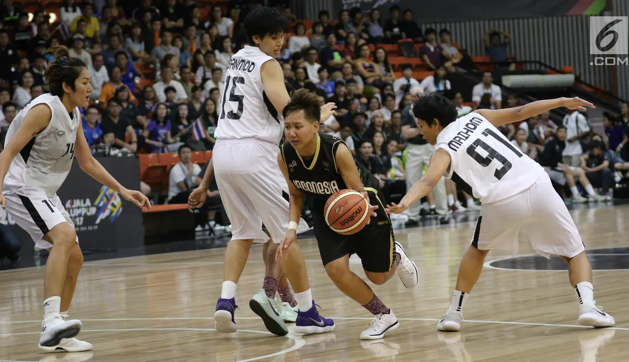 Pemain timnas basket putri Indonesia Cristaline Nathasa Debby mendribel bola dalam laga round robin SEA Games 2017 di  MABA Stadium,Kuala Lumpur, Malaysia, Jumat (25/8). Tim basket putri Indonesia kalah dari Thailand 61-70. (Liputan6.com/Faizal Fanani)