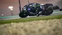 Pembalap Monster Energy Yamaha MotoGP, Maverick Vinales pada tes pramusim di Sirkuit Losail, Qatar. (Twitter/Monster Energy Yamaha)