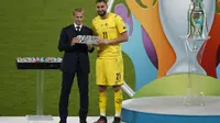 Kiper Timnas Italia, Gianluigi Donnarumma saat menerima titel pemain terbaik ajang Euro 2020. (JOHN SIBLEY / POOL / AFP)